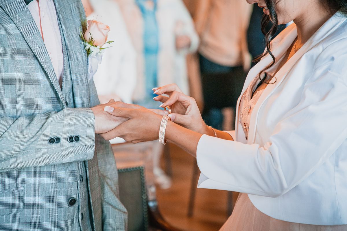Hochzeit Ring anstecken Foto